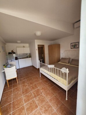 1 bedroom, WiFi, bed sheets - Apartment Pape Studio no. 1 *** with terrace (Malinska)