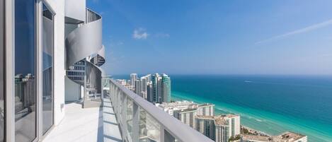 Condo, 2 Bedrooms | Property grounds