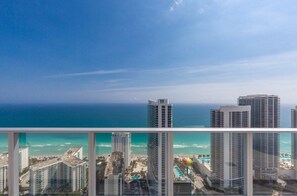 Property grounds - Hyde Beach House Luxury Condo-resort 2 Bedroom Condo by RedAwning (Hollywood)