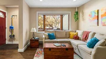 Condo, 2 phòng ngủ | Khu phòng khách | Smart TV