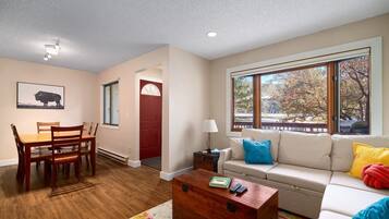 Condo, 2 phòng ngủ | Khu phòng khách | Smart TV