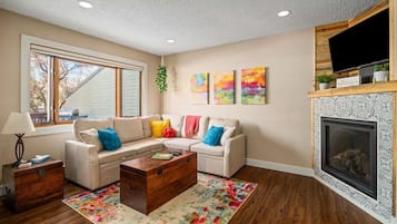 Condo, 2 phòng ngủ | Khu phòng khách | Smart TV