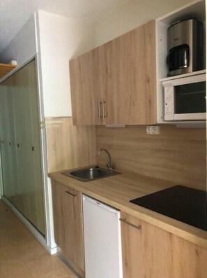 Kühlschrank, Ofen, Wasserkocher mit Kaffee-/Teezubehör