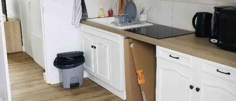 Frigorífico, microondas, horno y cafetera o tetera