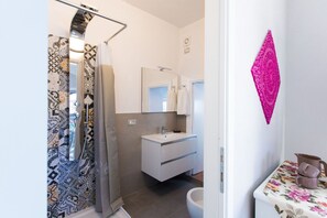 Douche, sèche-cheveux, bidet, serviettes fournies