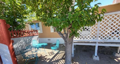 Destination Getaway Cozy King Master 2 br 2 ba sleeps 8 quiet area-Pet Friendly!