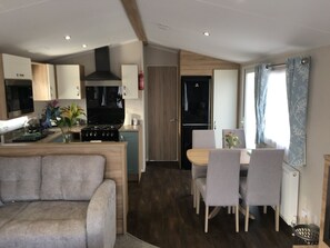 Smart TV, fireplace, DVD player - Luxury 3 bedroom static caravan at Haven Littlesea (Weymouth)