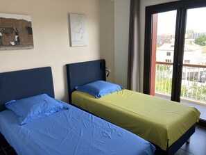 2 slaapkamers, een strijkplank/strijkijzer, reisbedje, gratis wifi