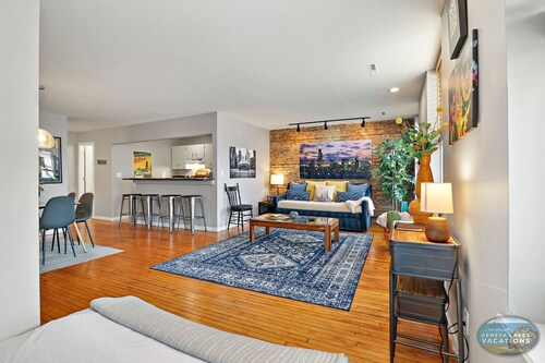 Downtown Lake Geneva Chicago Suite Walk to Beach Dining Shops Parking