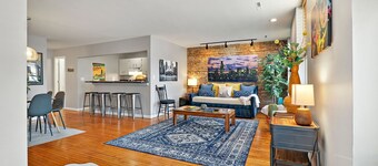 Downtown Lake Geneva Chicago Suite Walk to Beach Dining Shops Parking