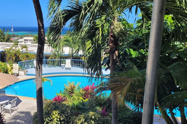 Una piscina al aire libre