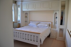 3 bedrooms, desk, iron/ironing board, travel crib