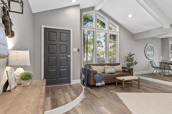 4 quartos, escrivaninha, ferros/tábuas de passar roupa