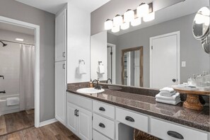 Ducha y bañera combinadas, secador de pelo, toallas y jabón