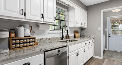 Coastal Modern Vibe with 4 bedrooms ~ Sleeps 10 ~ Minutes from I-10 & Mobile Bay