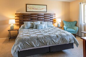 3 bedrooms, desk, iron/ironing board, travel cot