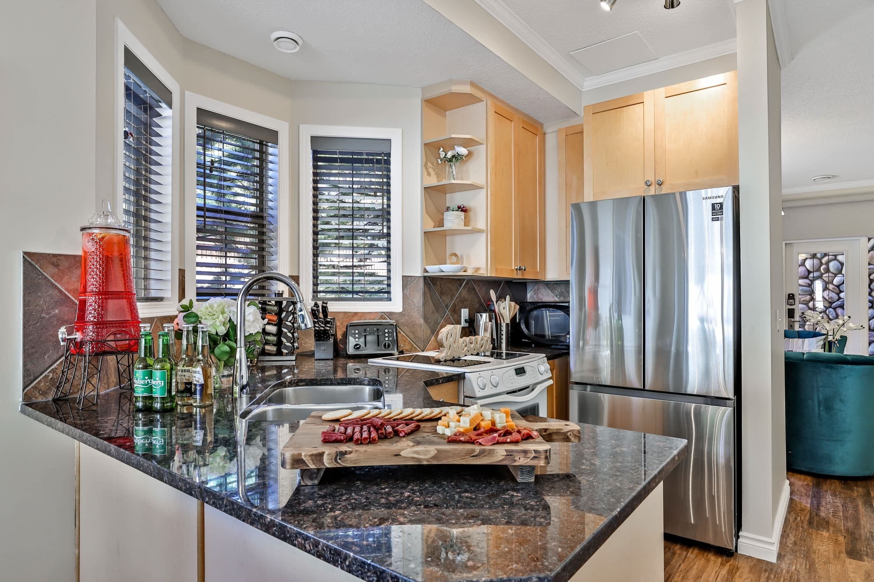 Frigorifero, microonde, forno, piano cottura