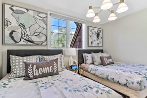 2 bedrooms, Egyptian cotton sheets, memory foam beds, iron/ironing board