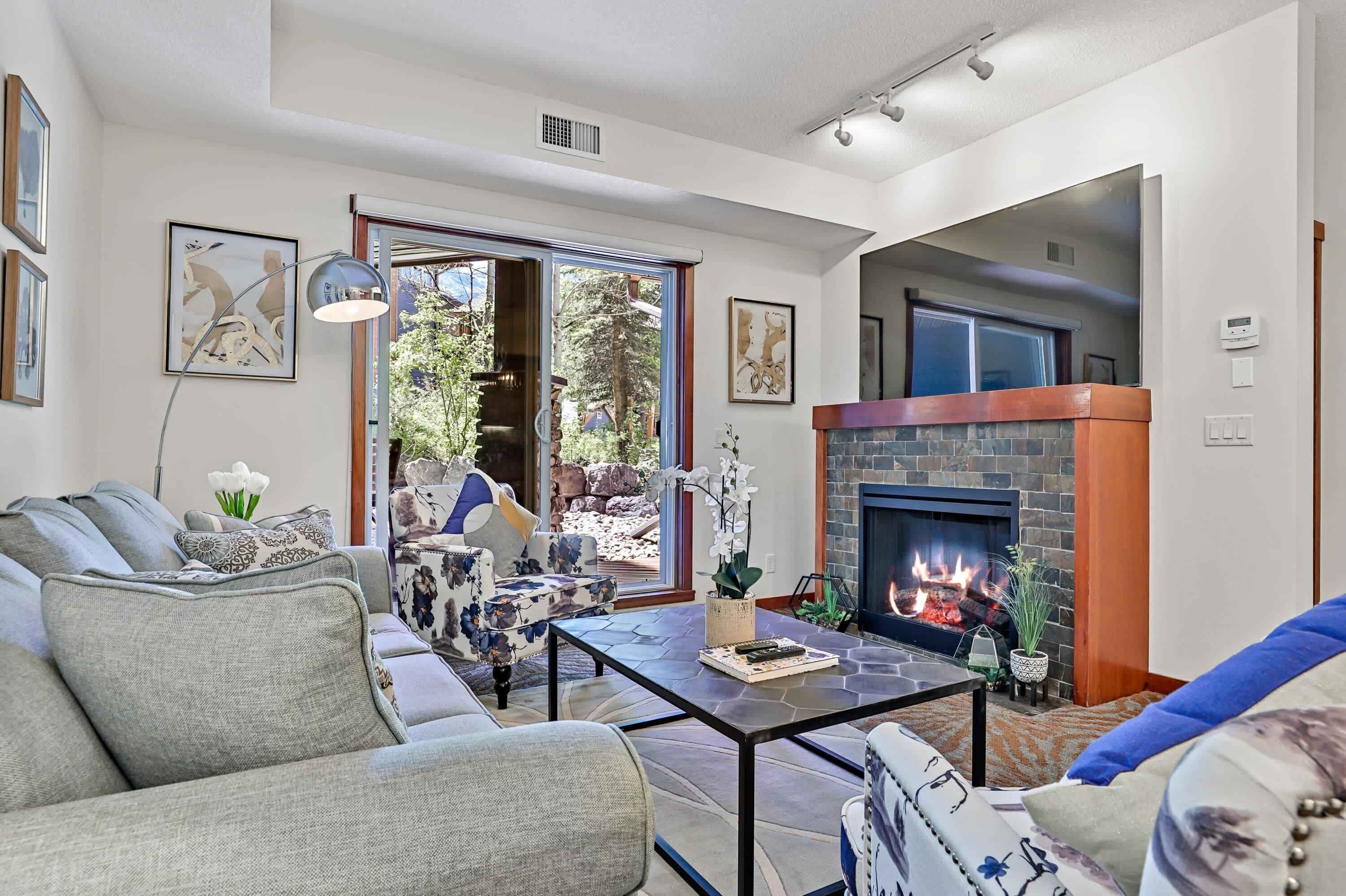 TV, peis, stereoanlegg og kontorer