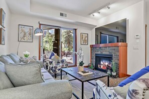 TV, peis, stereoanlegg og kontorer