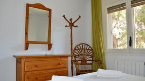3 bedrooms, iron/ironing board, internet, bed sheets - R121 Apartamento Alorda Park (Calafell)