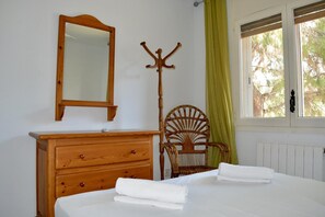3 bedrooms, iron/ironing board, internet, bed sheets - R121 Apartamento Alorda Park (Calafell)