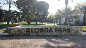 A stone sign with the text "ALORDA PARK" indicating the name of the park. - R121 Apartamento Alorda Park (Calafell)