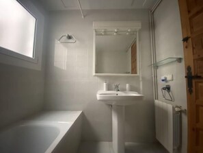 Bathtub, hair dryer, towels