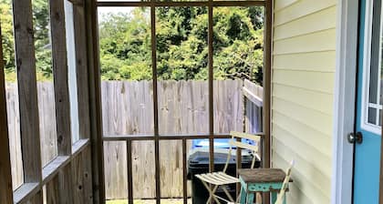 Cute cottage within walking distance to historic downtown Beaufort, NC.