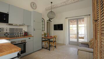 Réfrigérateur, micro-ondes, four, plaque de cuisson