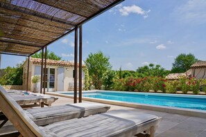 A poolside area with lounge chairs, a swimming pool, and a covered patio. - Cottage-Ensuite with Bath-Garden view-Cottage Mirabeau (Aix-en-Provence)