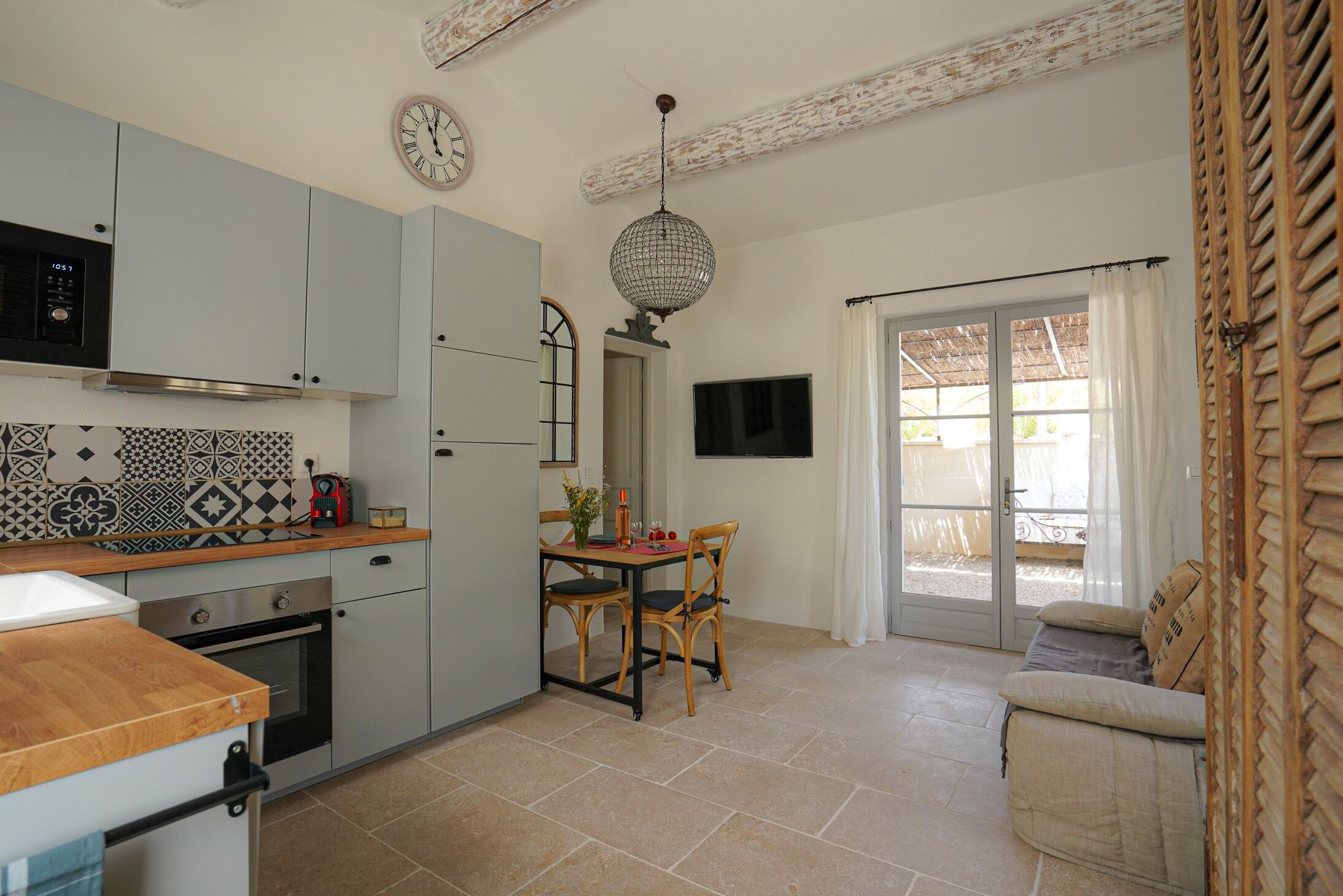 Coffee/tea maker, fridge, microwave, oven