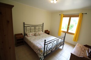 2 عدّة غرف نوم ومكواة/لوح كي وواي فاي مجانًا وملاءات أسرّة