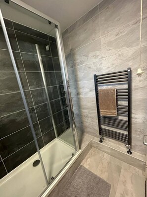 Combined shower/bathtub, hair dryer, towels - Hampstead 2BED Maisonette near Finchley Road,NW6 - Pass the Keys (London)