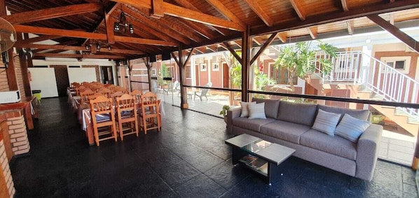 Een 24-inch ledtelevisie met kabelzenders en televisie