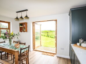 Cottage | Private kitchen | Fridge, dishwasher, electric kettle, toaster - Plas Coch Rhoscolyn (Holyhead)