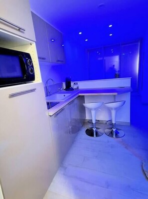 Réfrigérateur, micro-ondes, plaque de cuisson, cafetière/bouilloire