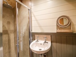 Cottage | Bathroom | Shower