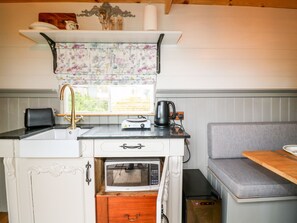 Chaumière | Cuisine privée | Réfrigérateur, four à micro-ondes, bouilloire électrique, grille-pain
