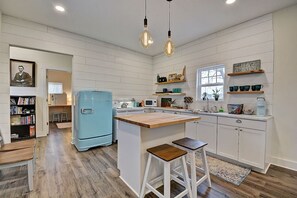 Een koelkast, een microgolfoven, een oven, een kookplaat