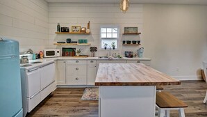 Kaffetrakter/tekoker, kjøleskap, mikrobølgeovn og ovn