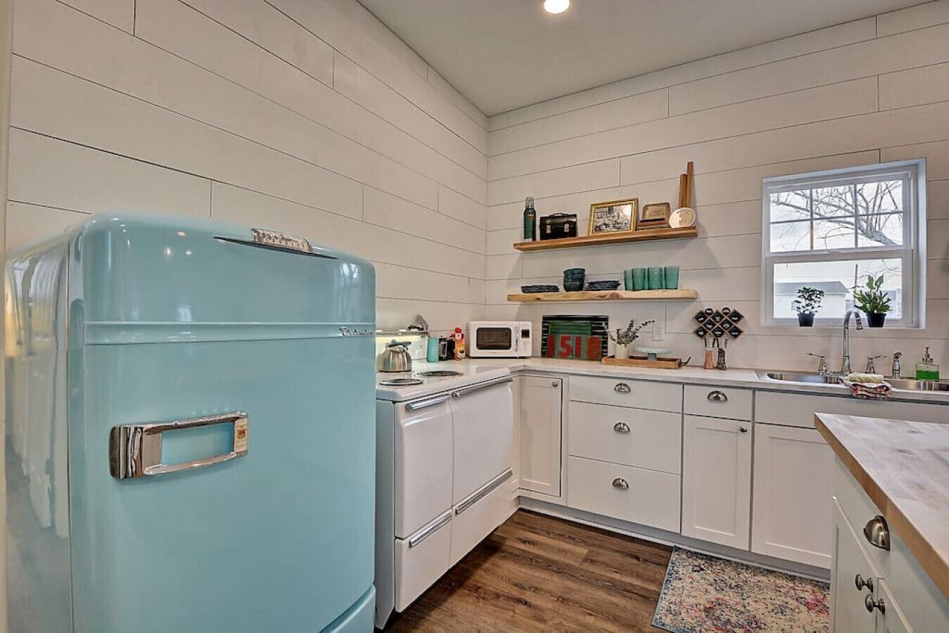 Køleskab, mikrobølgeovn, ovn, kogeplade