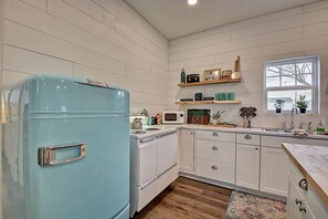 ثلاجة، ميكروويف، فرن، موقد طهي مسطح