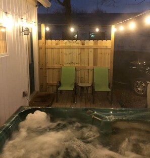 Outdoor spa tub - Tiny Cottage, Big Dreams! *Hot Tub* Downtown Indy! (Indianapolis)