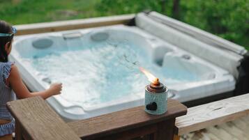 Outdoor spa tub