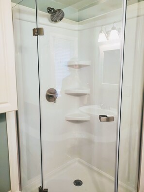 Regadera, toallas, jabón, papel de baño