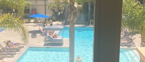 Alberca al aire libre y alberca climatizada