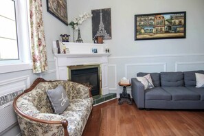 Fireplace - Chambre D'amour (suite) | The Jypsy Inn (Bracebridge)