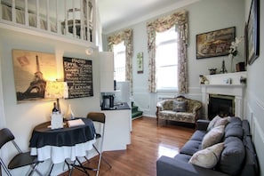 Fireplace - Chambre D'amour (suite) | The Jypsy Inn (Bracebridge)