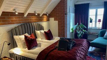 Superior dubbelrum | Skrivbord, arbetsyta för laptop, strykjärn/strykbräda och gratis wi-fi